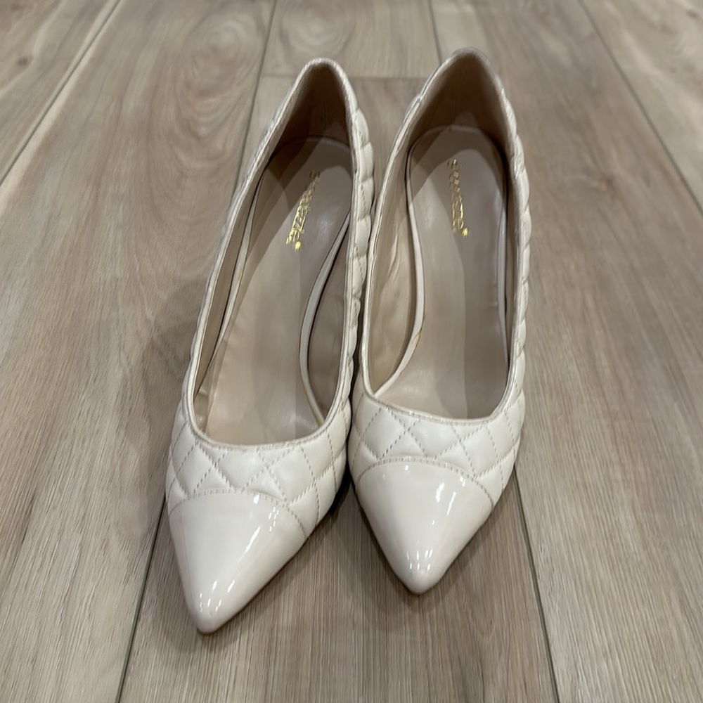 New Women’s Shoe Dazzle Brand Size 11 Quilted Heels Ivory Cream Tan NWOT - Picture 3 of 7